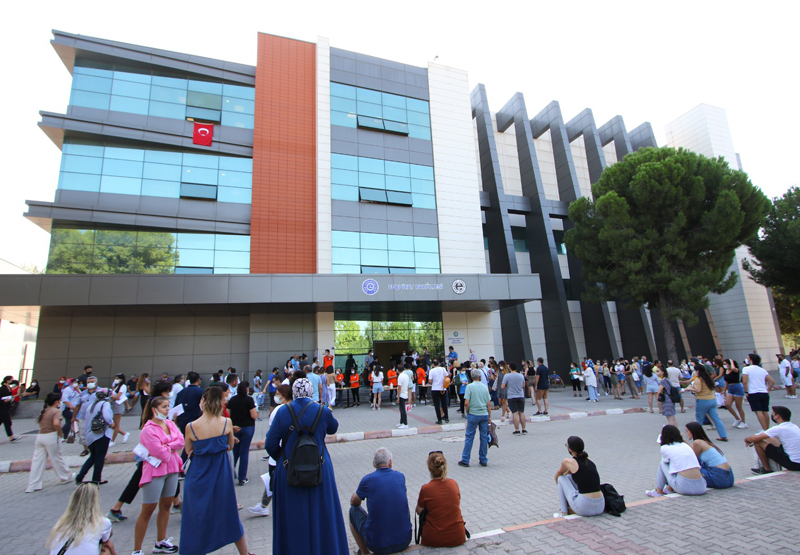 Bayraklı Belediyesi Anaokullarında çalışacak öğretmenlerin  Liyakatli Sınav heyecanı